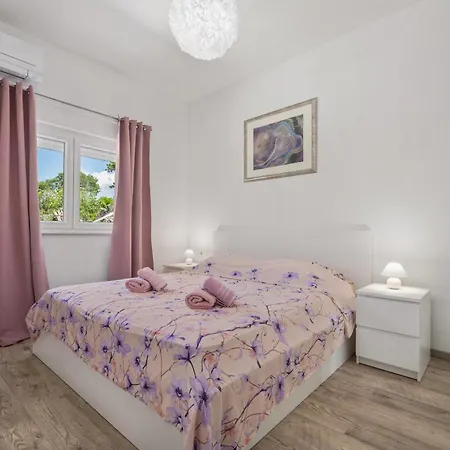 Tomicich For 6 People With Private Pool & Sea View - Only 3 Km From Вилла Viskovici