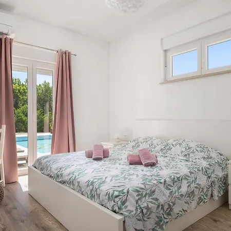 Tomicich For 6 People With Private Pool & Sea View - Only 3 Km From Villa