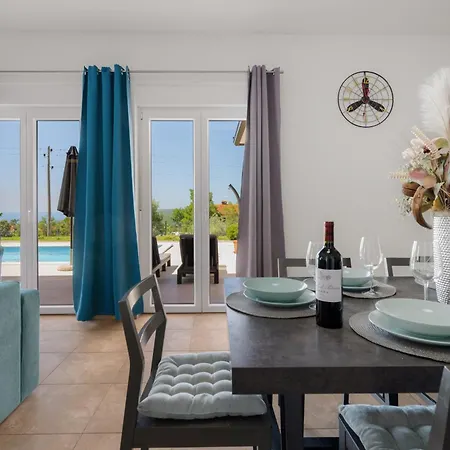 Villa Tomicich For 6 People With Private Pool & Sea View - Only 3 Km From Viskovici